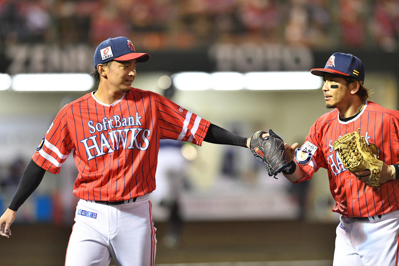 ソフトバンク対西武　5回表西武の攻撃を抑え、松田（右）とタッチを交わしながらベンチへ戻る東浜（撮影・岩下翔太）
