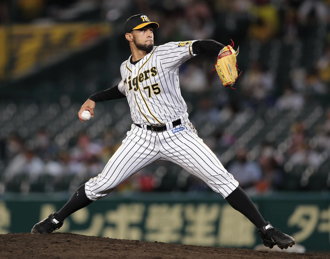 阪神対ヤクルト　9回表、阪神4番手で登板するスアレス（撮影・前田充）