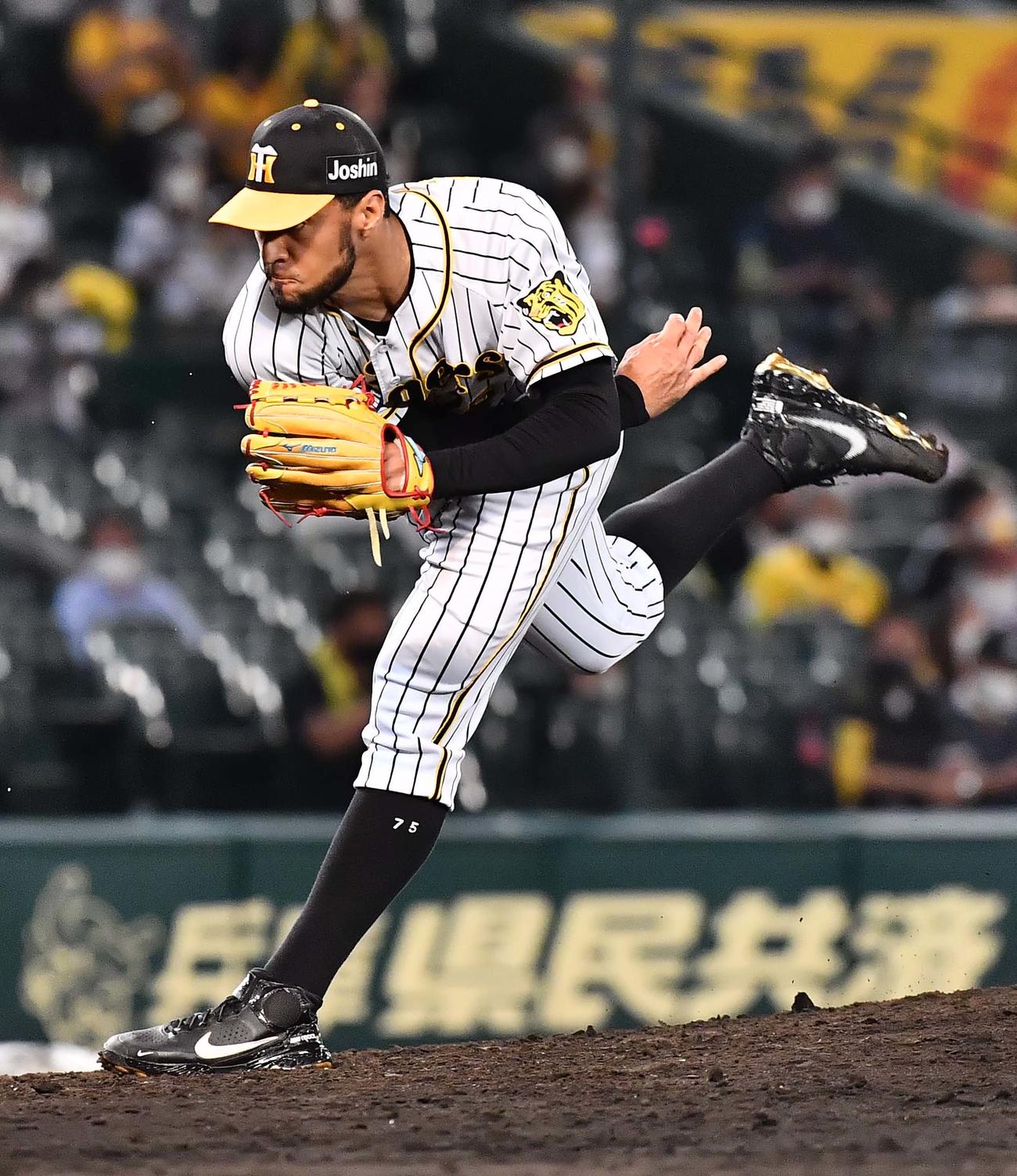 阪神対ヤクルト　阪神4番手で登板するロベルト・スアレス（撮影・上田博志）