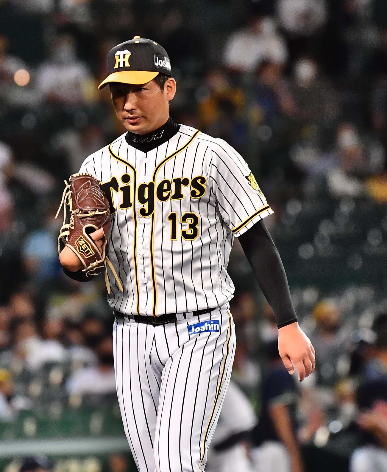 阪神対ヤクルト　8回表ヤクルト2死二塁、サンタナに勝ち越し二塁打を浴び悔しそうな表情でベンチに引き揚げる岩崎優（撮影・上田博志）