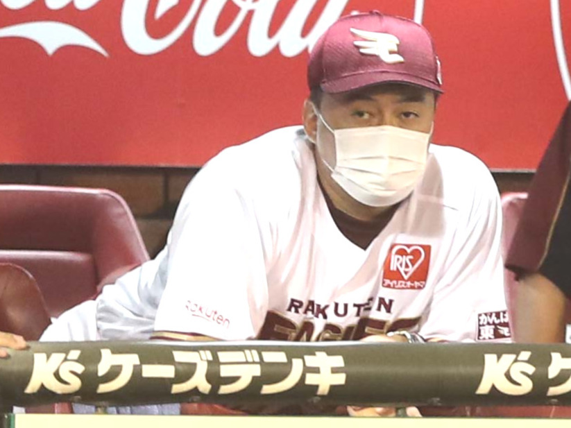 楽天対日本ハム　ベンチで試合を見つめる石井GM兼監督（撮影・黒川智章）