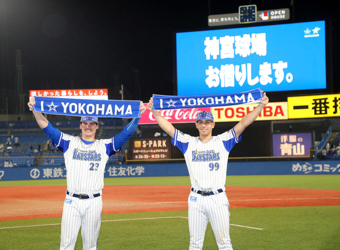 DeNA対中日　勝利しタオルを掲げるDeNAオースティン（左）とソト（撮影・鈴木正人）
