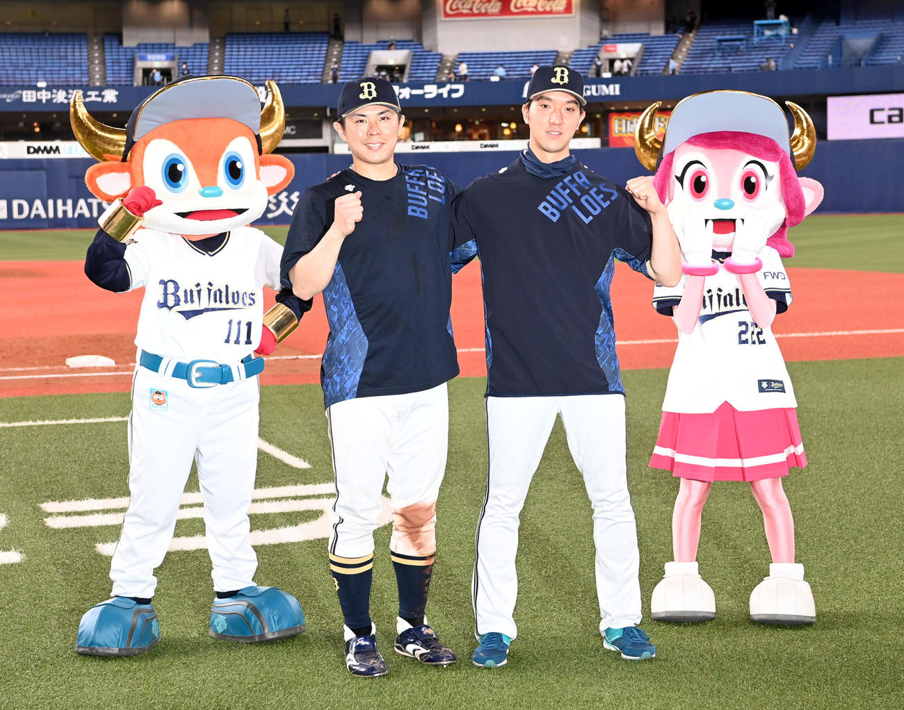 オリックス対ロッテ　笑顔でガッツポーズを見せるヒーローの若月（左）と田嶋（撮影・前岡正明）