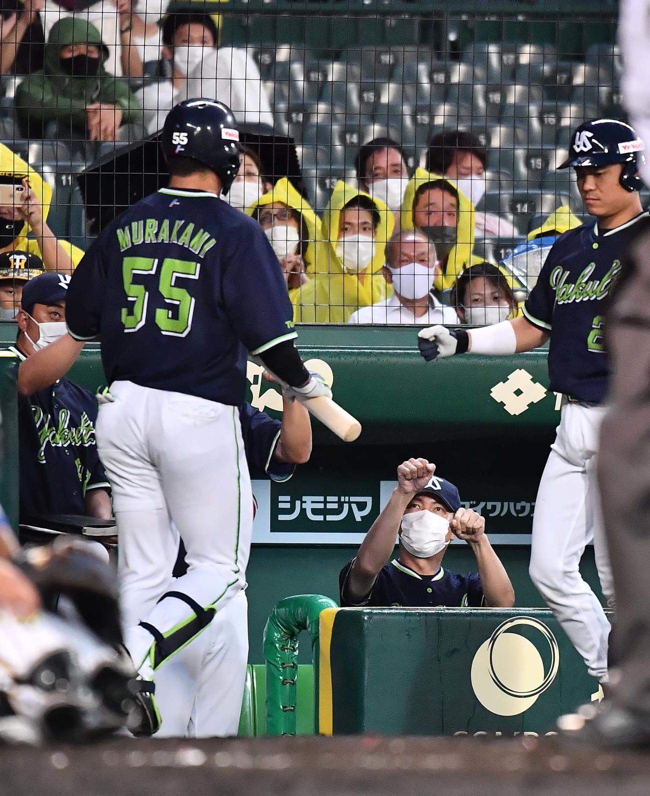 阪神対ヤクルト　4回表ヤクルト無死、右越え同点本塁打を放った村上宗隆をベンチで出迎える高津監督（撮影・上田博志）