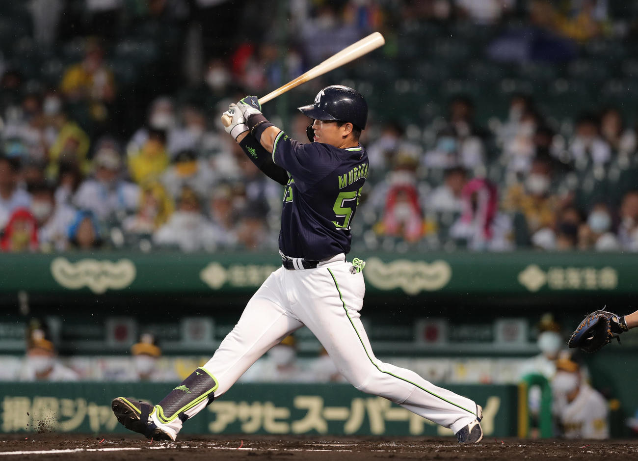 阪神対ヤクルト　4回表ヤクルト無死、右越え本塁打を放つ村上（撮影・前田充）