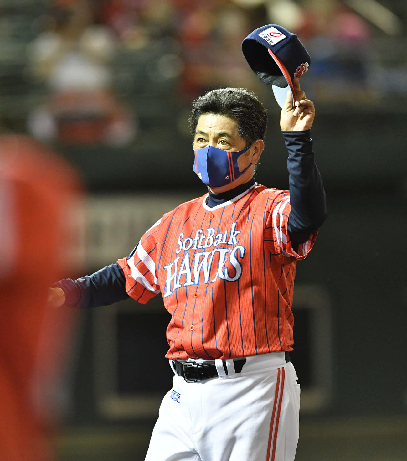ソフトバンク対西武　西武に勝利し、北九州市民球場に集まったファンに手を振りながら引き揚げる工藤監督（撮影・岩下翔太）