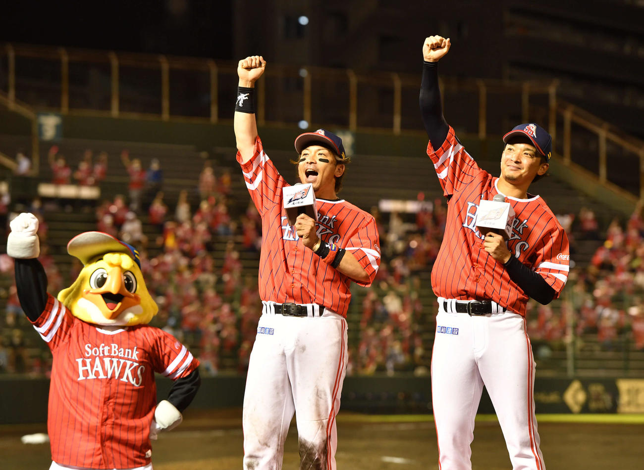 ソフトバンク対西武　西武に勝利し、「1、2、3マッチ！」でヒーローインタビューを締める松田（左）と東浜（撮影・岩下翔太）