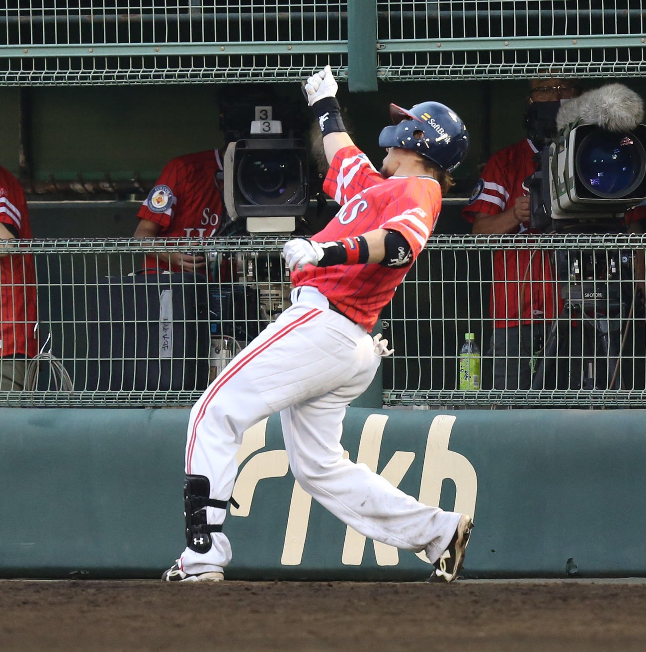 ソフトバンク対西武　3回裏ソフトバンク2死二塁、松田宣浩は左越えの2点本塁打を放ち熱男ポーズをする（撮影・屋方直哉）