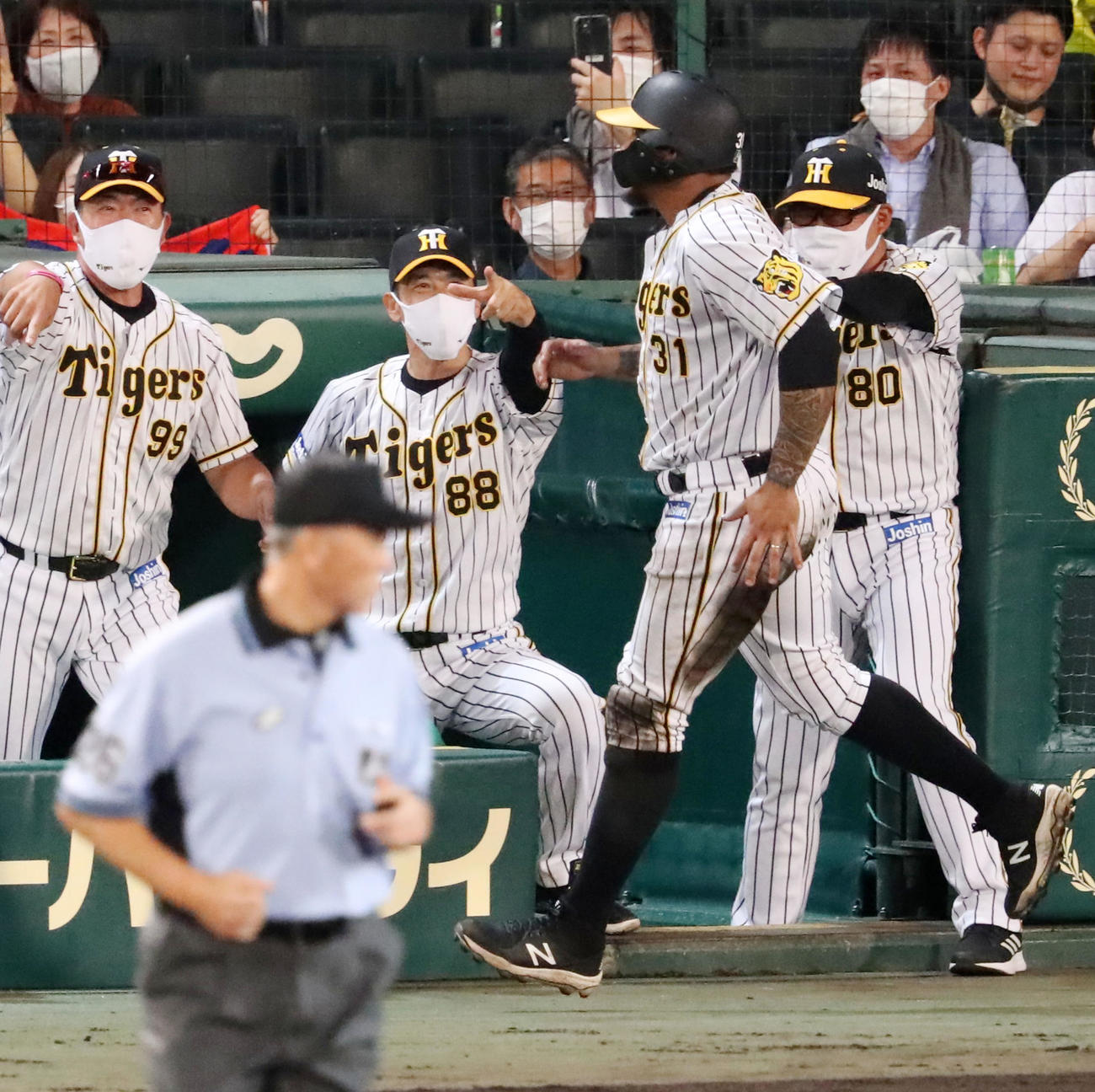 阪神対ヤクルト　8回裏阪神1死、矢野監督はリクエストの結果本塁打となり笑顔を見せる。右は生還したマルテ（撮影・加藤哉）