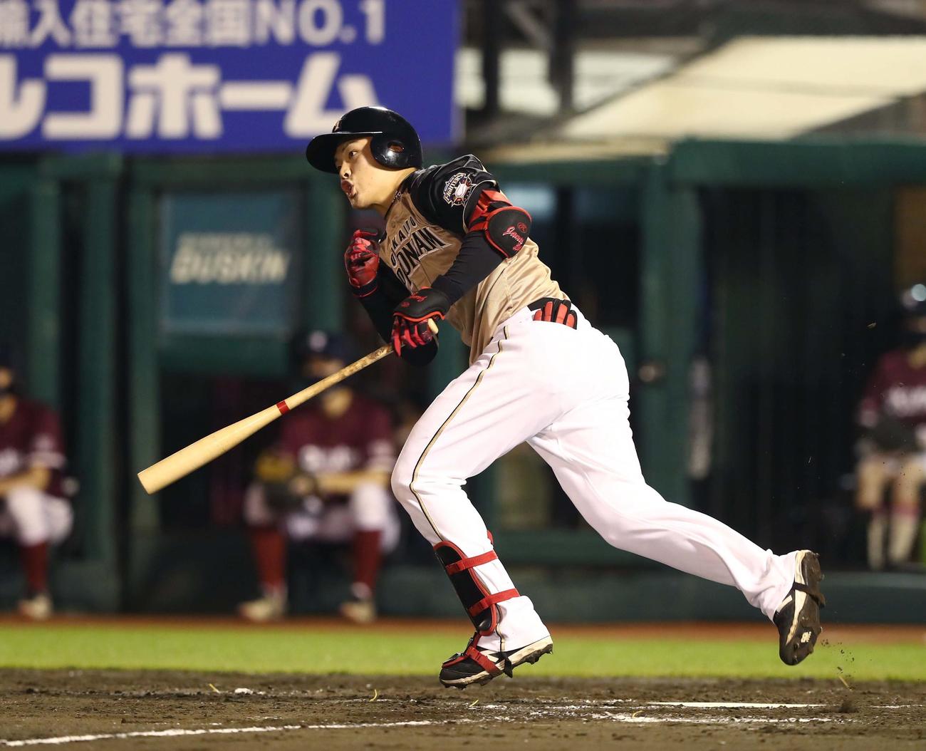 楽天対日本ハム　8回表日本ハム2死二、三塁、左前2点適時打を放つ野村（撮影・黒川智章）