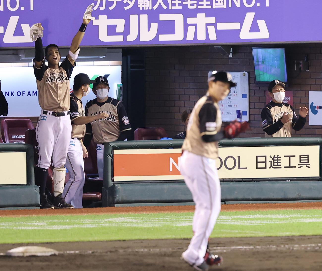 楽天対日本ハム　8回表日本ハム2死二、三塁、適時打を放った野村（手前）に拍手を送る栗山監督（右）（撮影・垰建太）