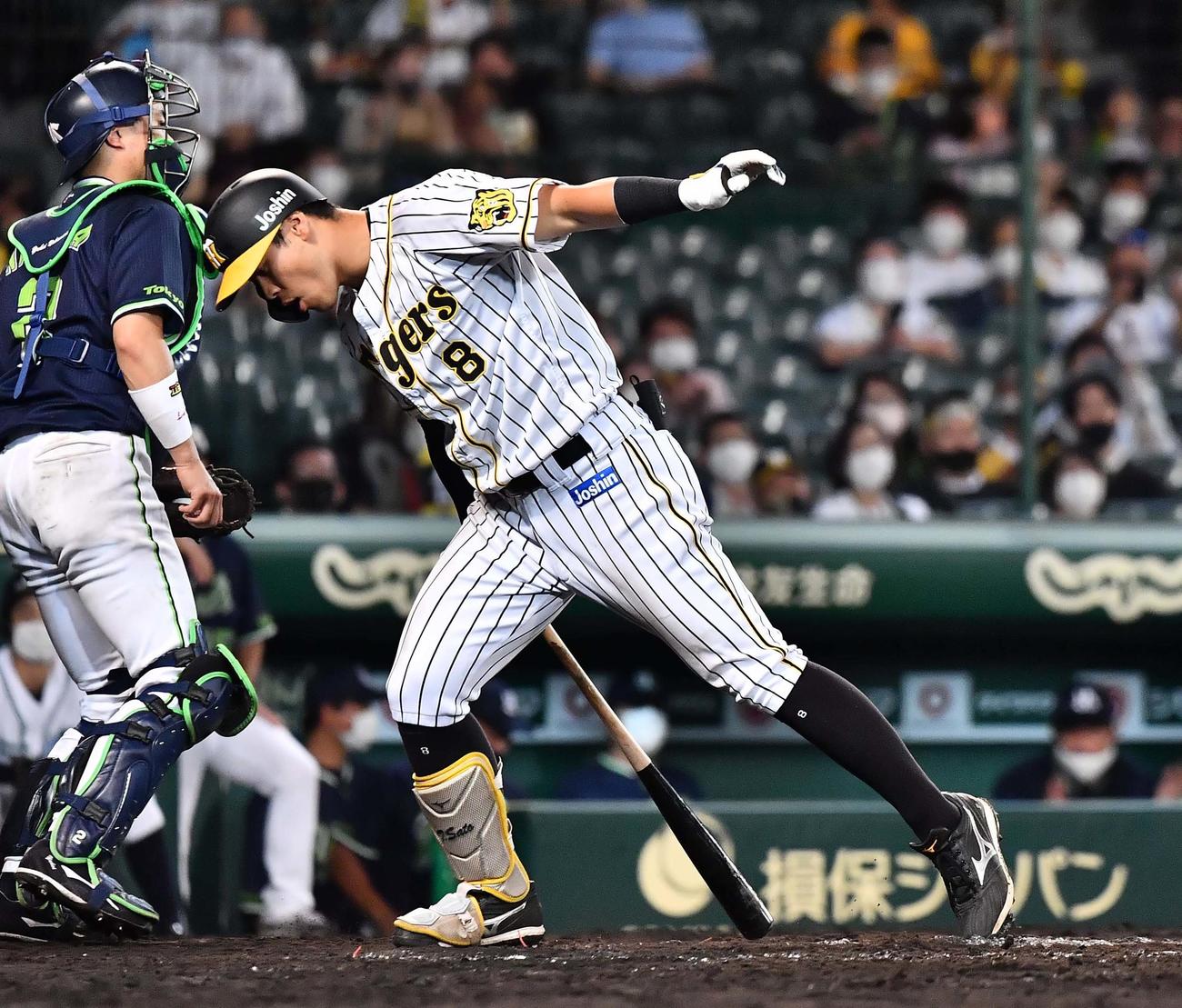 阪神対ヤクルト　8回裏阪神2死、三振に倒れる佐藤輝（撮影・上田博志）