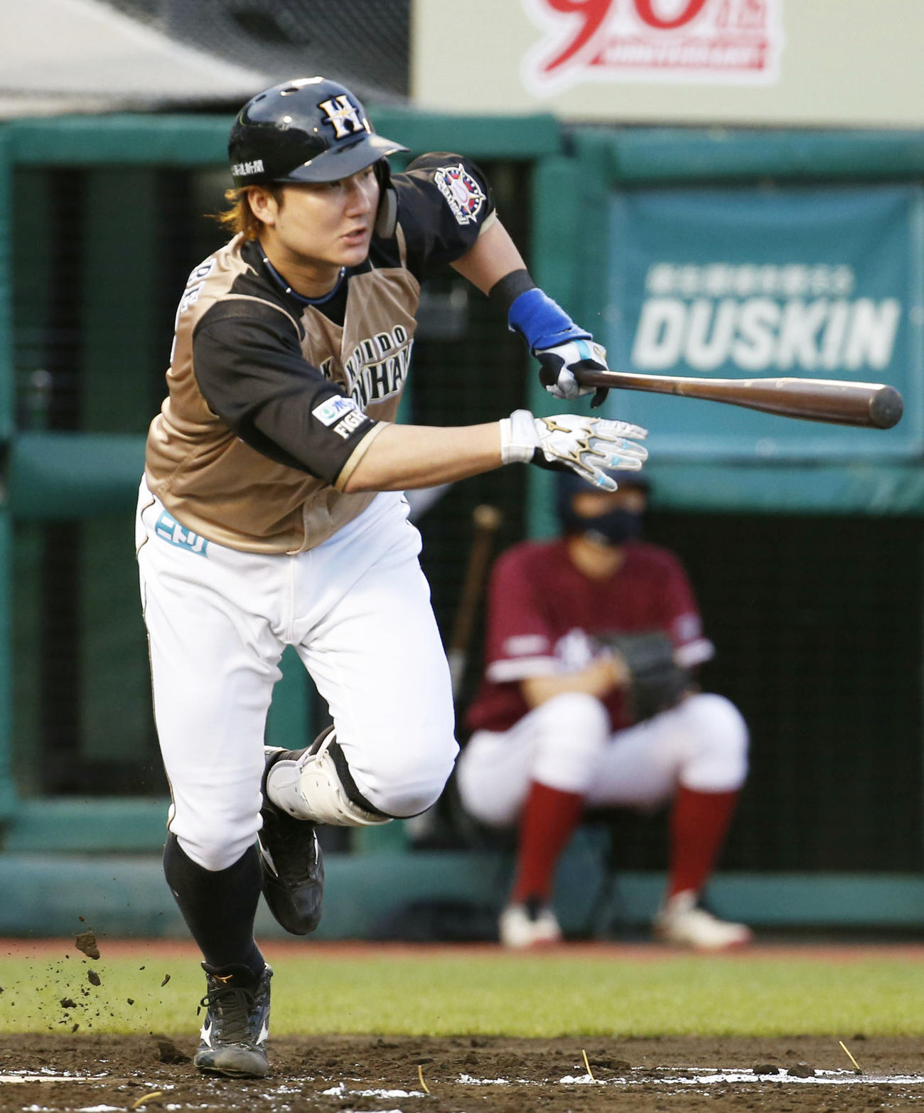 2回日本ハム無死一、三塁、渡辺が右前に先制打を放つ＝