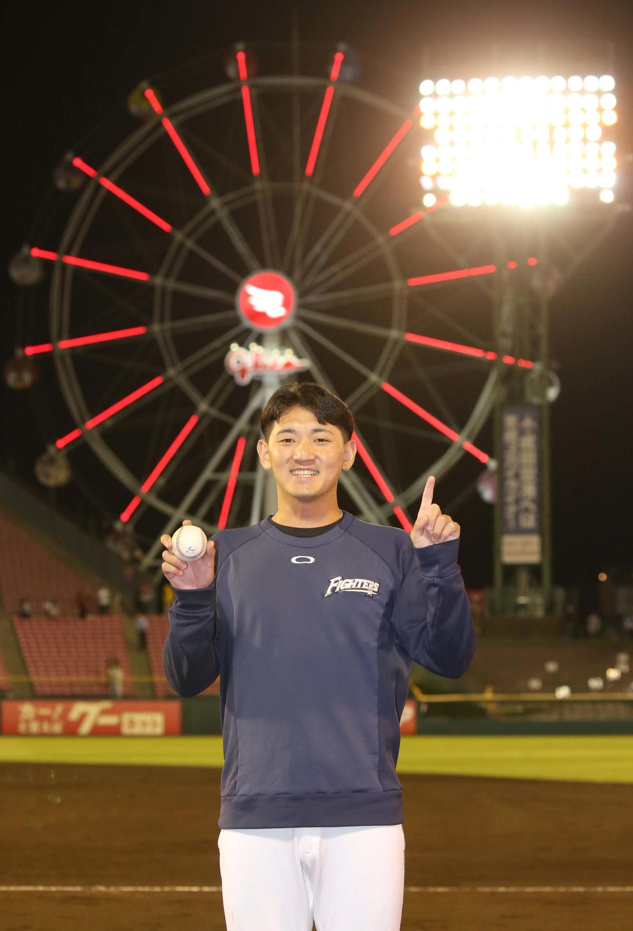 楽天対日本ハム　プロ初勝利を挙げ笑顔の立野（撮影・黒川智章）