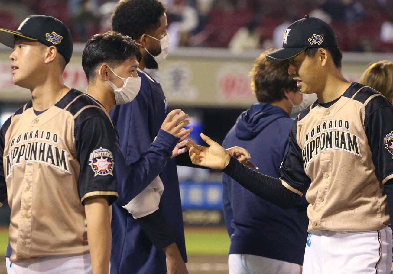 楽天対日本ハム　プロ初勝利を挙げた立野（左）は杉浦からウイニングボールを受け取る（撮影・黒川智章）