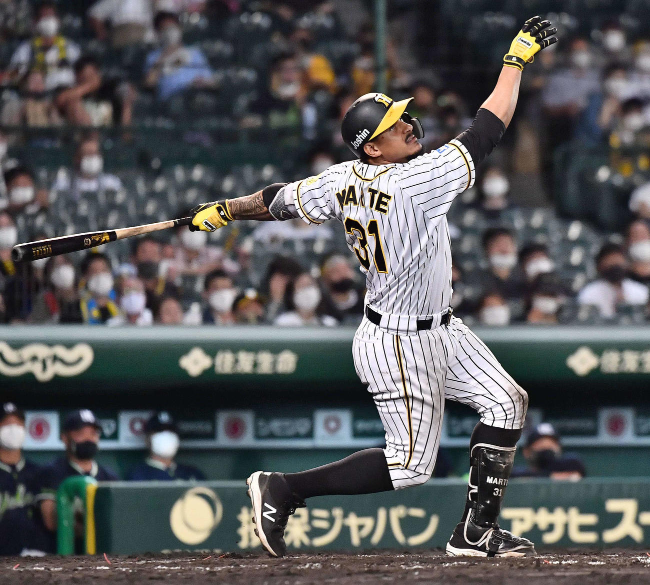 2021年6月30日　8回裏阪神1死、右越えに同点ソロ本塁打を放つジェフリー・マルテ（撮影・上田博志）