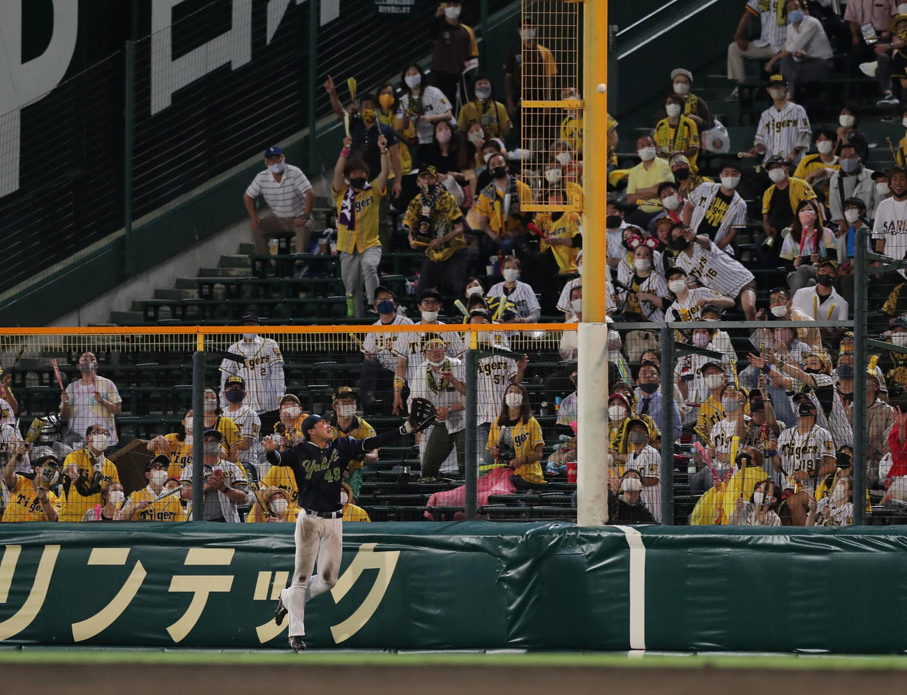 阪神対ヤクルト　8回裏阪神1死、右越え同点本塁打を放ったマルテの打球（撮影・前田充）