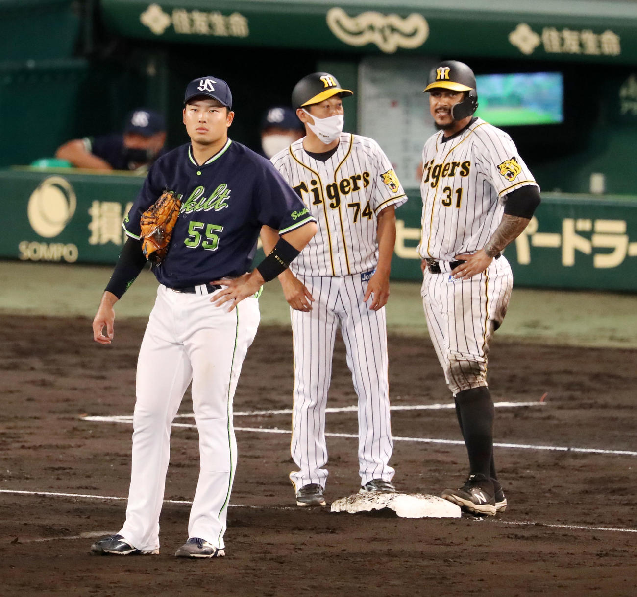 阪神対ヤクルト　8回裏阪神1死、矢野監督がリクエストし判定を待つマルテ（右）。左は村上、中央は藤本コーチ（撮影・加藤哉）