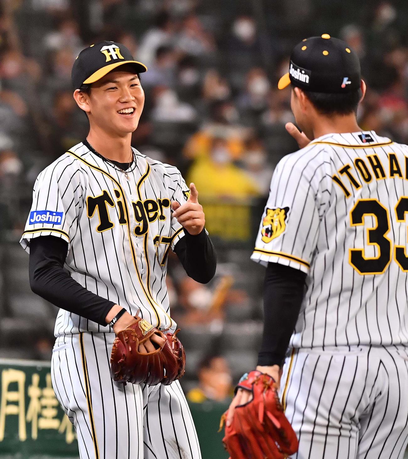 阪神対ヤクルト　7回途中に登板した及川は無失点に抑え笑顔を見せる（撮影・上田博志）
