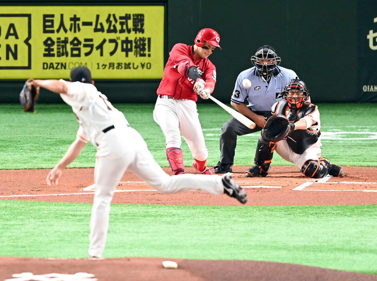 巨人対広島　1回表広島1死二塁、先制の適時二塁打を放つ小園。投手菅野（撮影・たえ見朱実）