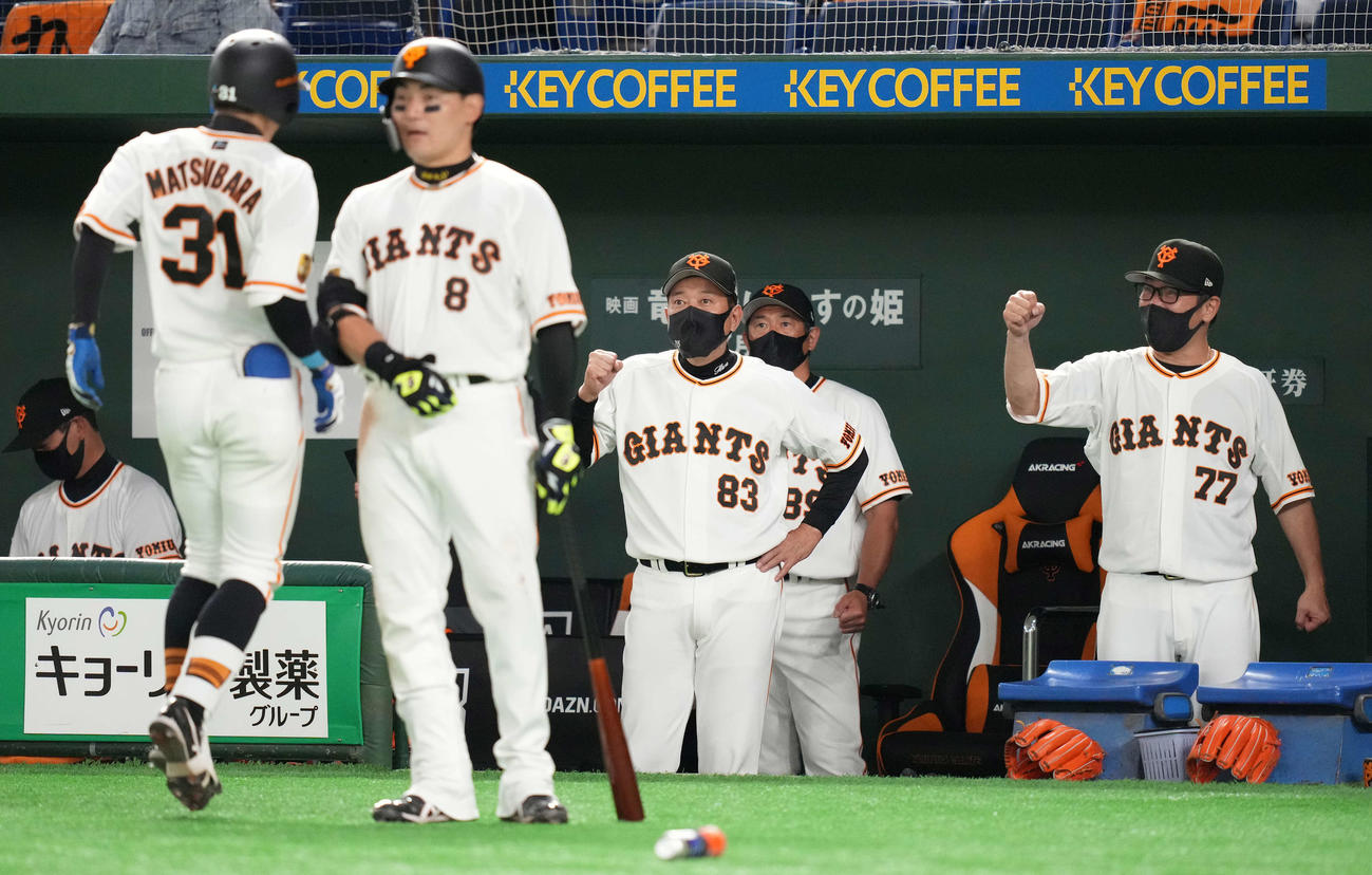 巨人対広島　3回裏巨人無死一塁、右中間に2点本塁打を放った松原（左）を迎える原監督（中央）（撮影・鈴木みどり）