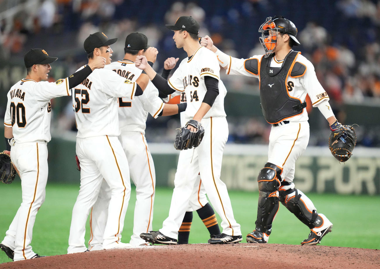 巨人対広島　広島に勝利し笑顔のタッチを交わす直江（中央）ら巨人ナイン（撮影・鈴木みどり）