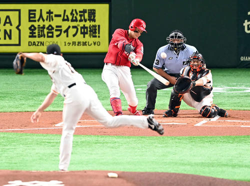 巨人対広島　1回表広島1死二塁、先制の適時二塁打を放つ小園。投手菅野（撮影・たえ見朱実）