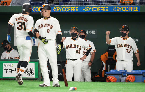 巨人対広島　3回裏巨人無死一塁、右中間に2点本塁打を放った松原（左）を迎える原監督（中央）（撮影・鈴木みどり）