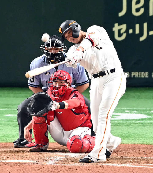 巨人対広島　5回裏巨人無死、左越えに10号ソロ本塁打を放つ坂本。投手高橋樹（撮影・たえ見朱実）