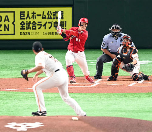 巨人対広島　1回表広島1死二塁、先制の適時二塁打を放つ小園。投手菅野（撮影・たえ見朱実）