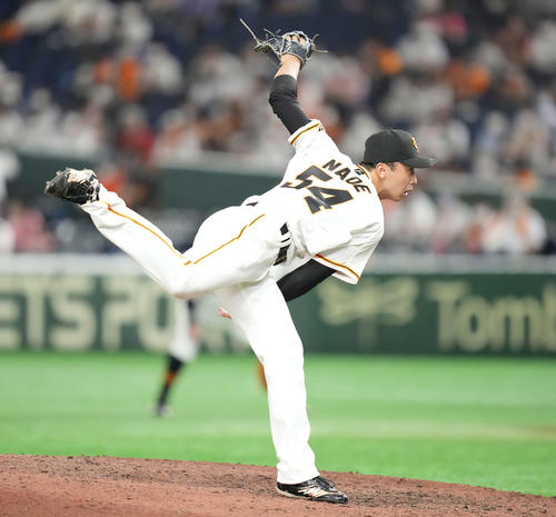巨人対広島　7回表から5番手で登板した巨人直江（撮影・鈴木みどり）