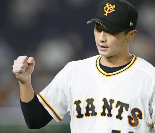 巨人対広島　8回表広島の攻撃を3者凡退で終えガッツポーズする巨人直江（撮影・足立雅史）