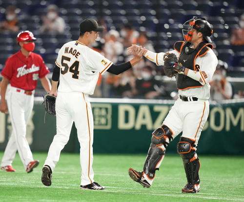 巨人対広島　広島に勝利し笑顔でタッチを交わす巨人直江（左）と大城（撮影・鈴木みどり）