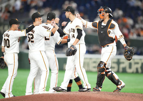 巨人対広島　広島に勝利し笑顔のタッチを交わす直江（中央）ら巨人ナイン（撮影・鈴木みどり）