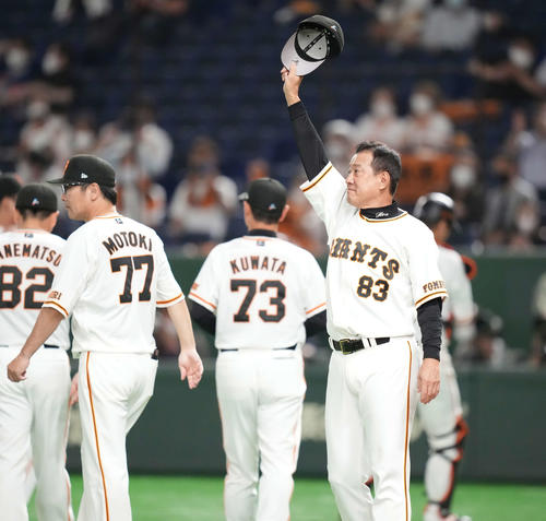 巨人対広島　広島に勝利しファンの声援に応える巨人原監督（右）（撮影・鈴木みどり）