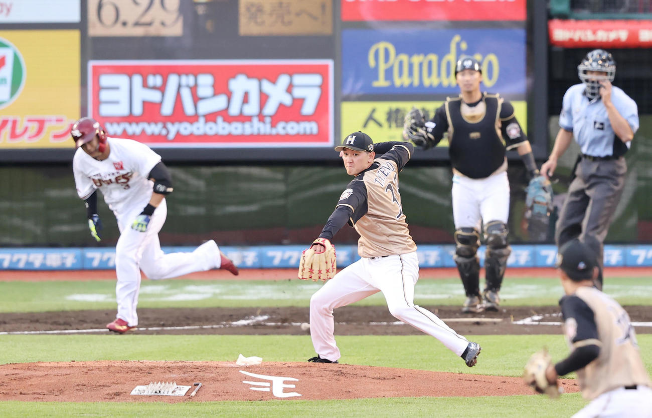 楽天対日本ハム　1回裏楽天無死一、二塁、浅村を併殺に仕留める立野（撮影・垰建太）
