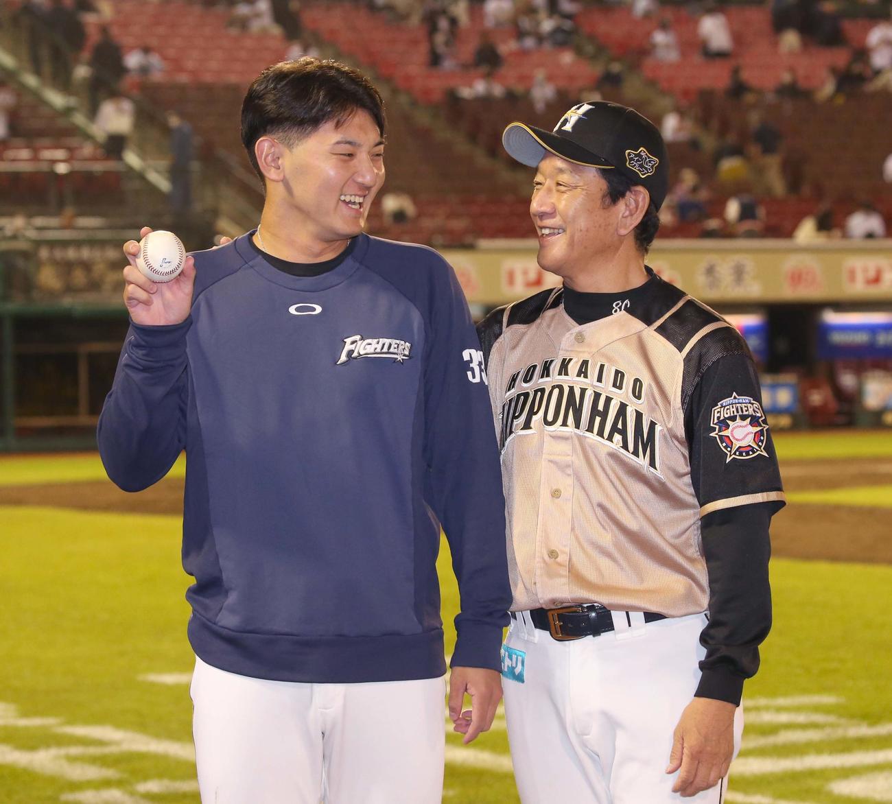 楽天対日本ハム　プロ初勝利を挙げた立野（左）は栗山監督に祝福され笑顔（撮影・黒川智章）