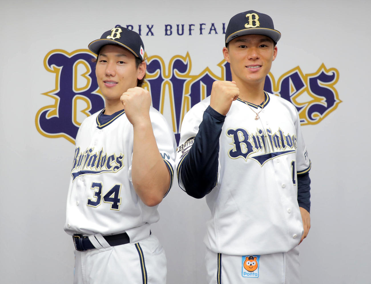 選手間投票で選ばれ本番での活躍を誓う吉田正（左）と山本