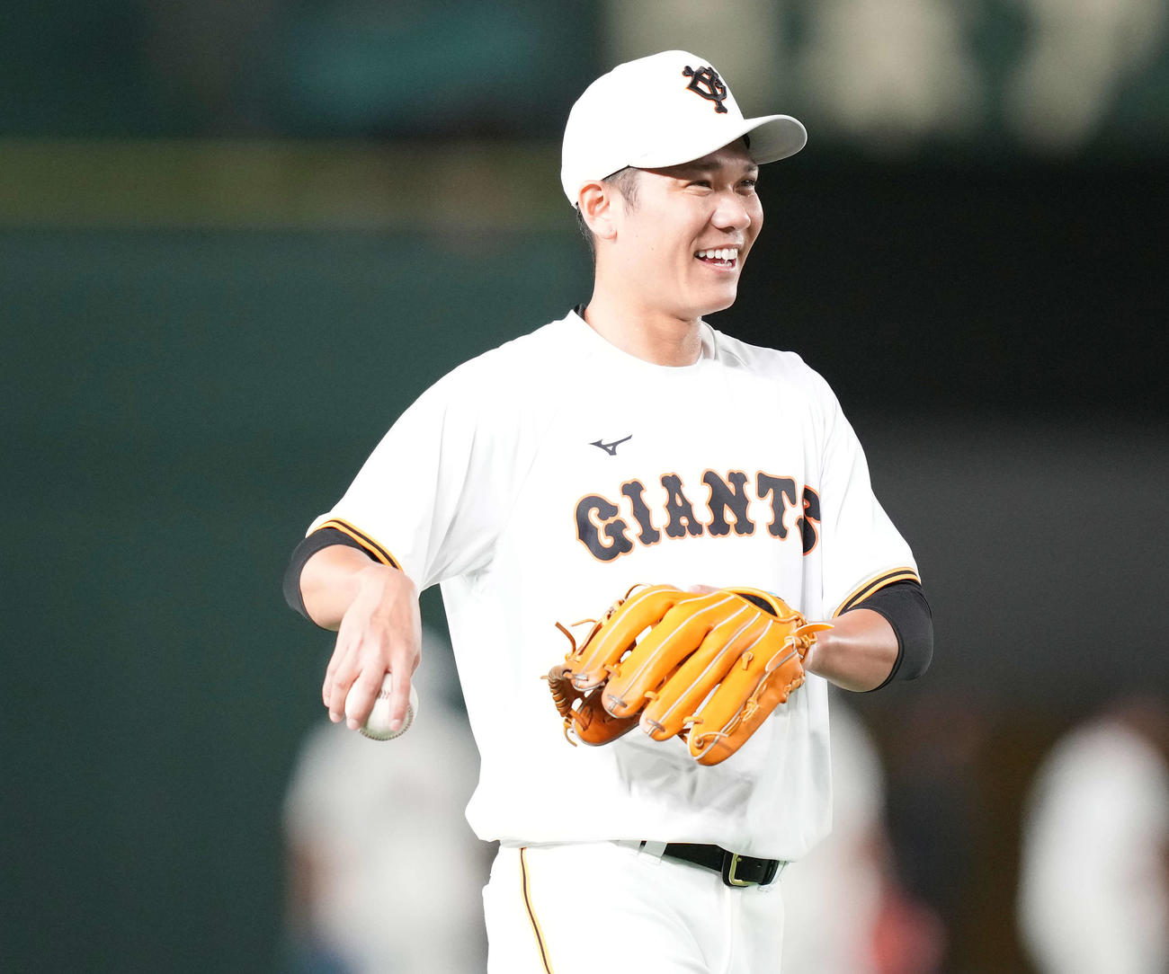 巨人対広島　笑顔でキャッチボールする巨人坂本（撮影・鈴木みどり）