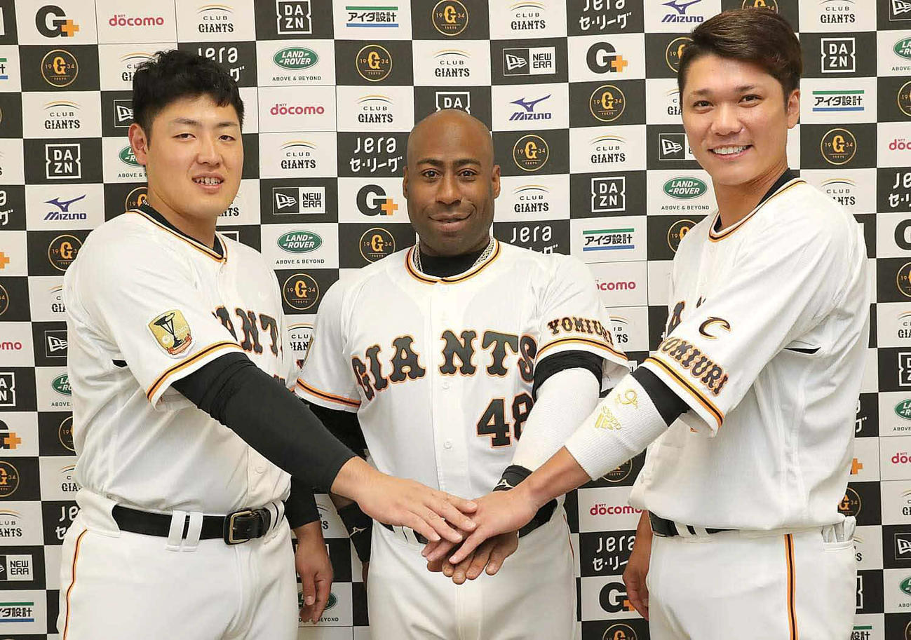 選手間投票でマイナビオールスターゲーム2021に選出された巨人坂本（右）、岡本和（左）、ウィーラー（球団提供）