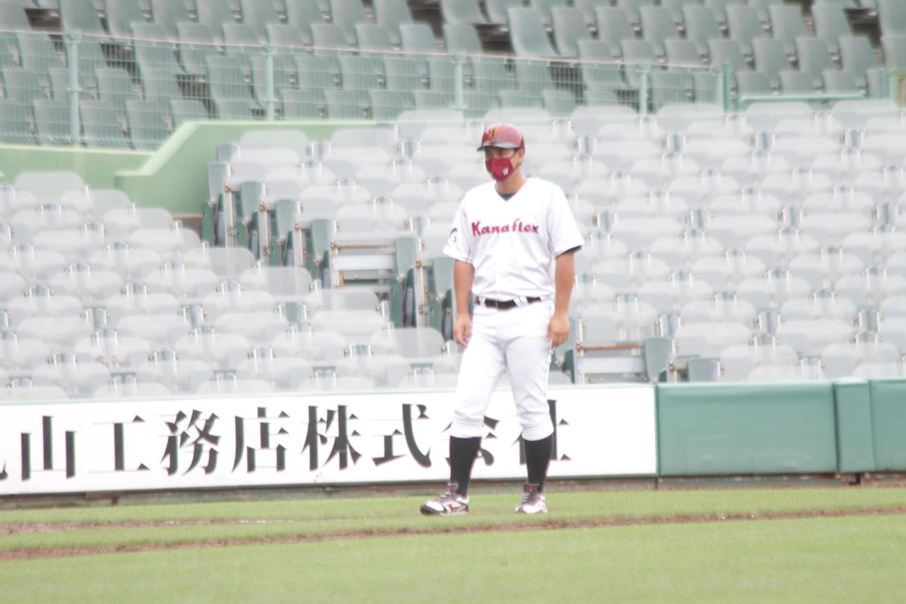 三塁ベースコーチを務める元阪神のカナフレックス藤井コーチ