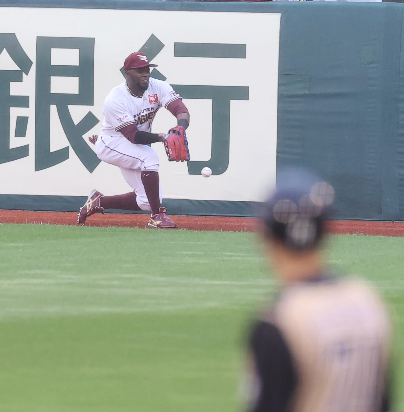 楽天対日本ハム　1回表日本ハム1死、高浜の打球を落球するカスティーヨ（撮影・垰建太）