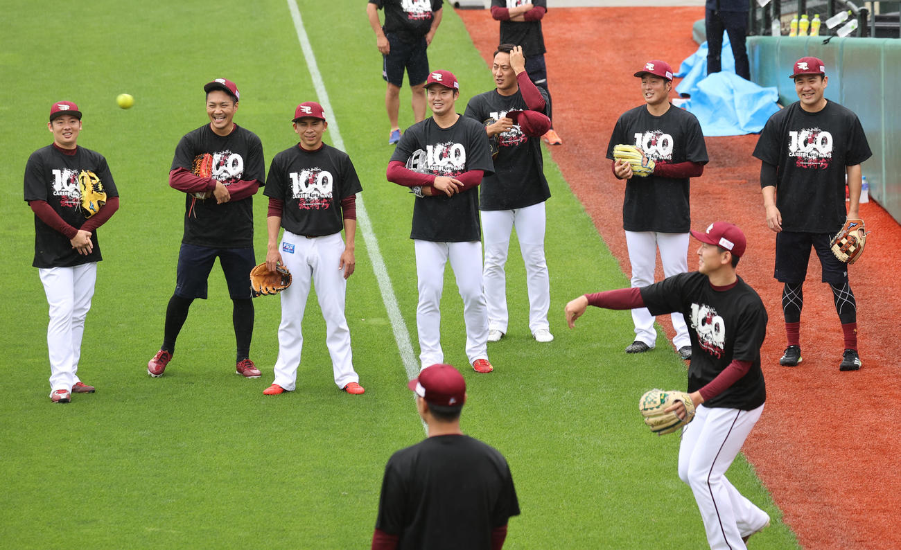 楽天対日本ハム　試合前、楽天田中将（右端）のNPB通算100勝記念Tシャツを着てリラックスした表情で練習を行う投手陣。左から松井、則本、福山、森原、高田、滝中（撮影・垰建太）