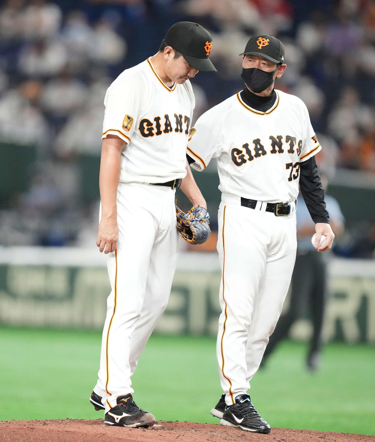 巨人対広島　3回表途中で降板する巨人先発の菅野（左）。右は桑田投手チーフコーチ補佐（撮影・鈴木みどり）