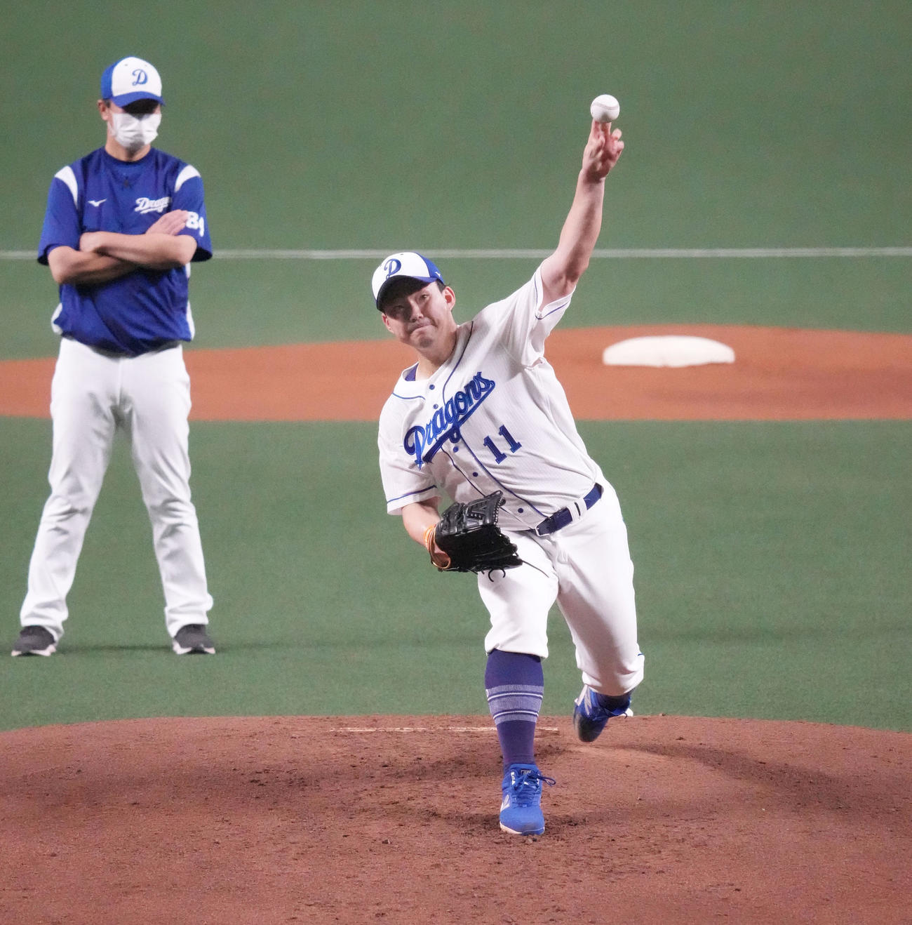 中日投手練習　バンテリンドームのマウンドを利用し投球練習を行う小笠原（左後方は赤堀投手コーチ）（撮影・森本幸一）