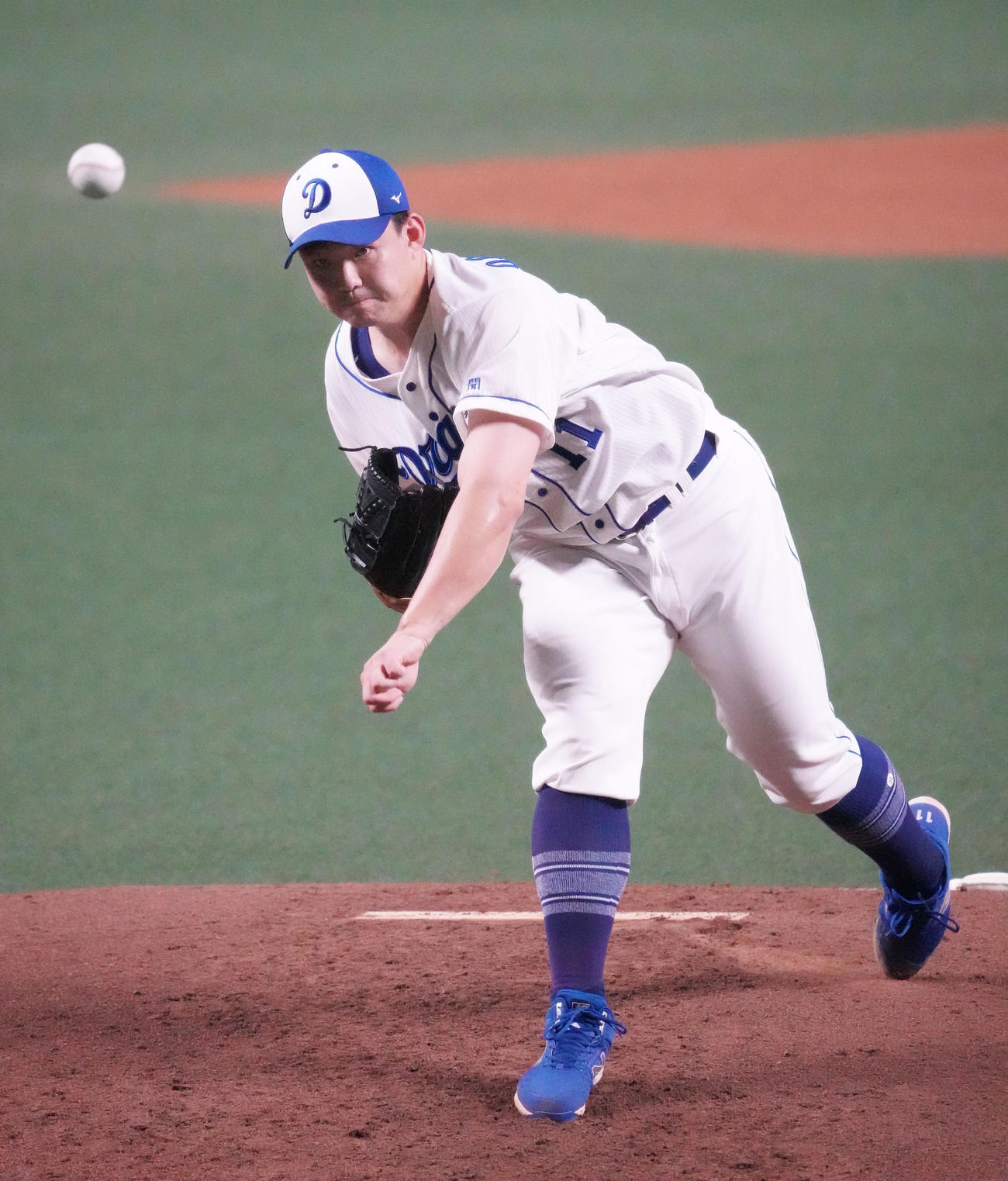 中日投手練習　バンテリンドームのマウンドを利用し投球練習を行う小笠原（撮影・森本幸一）