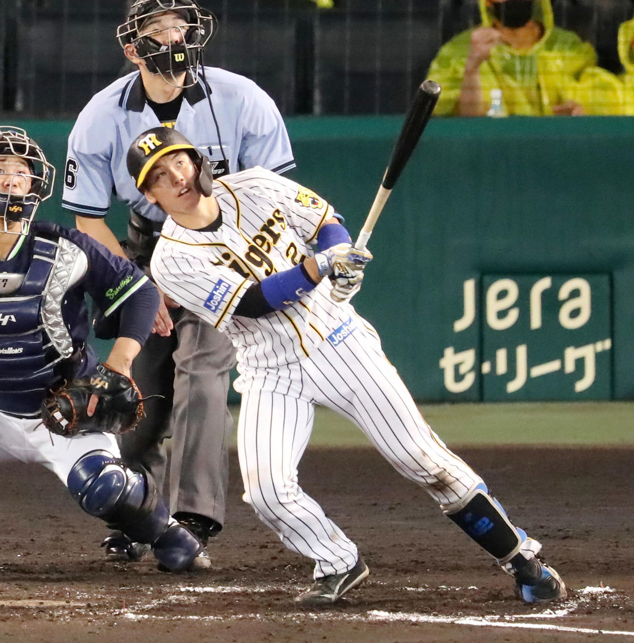 阪神対ヤクルト　6回裏阪神無死、梅野は左越え本塁打を放つ（撮影・加藤哉）