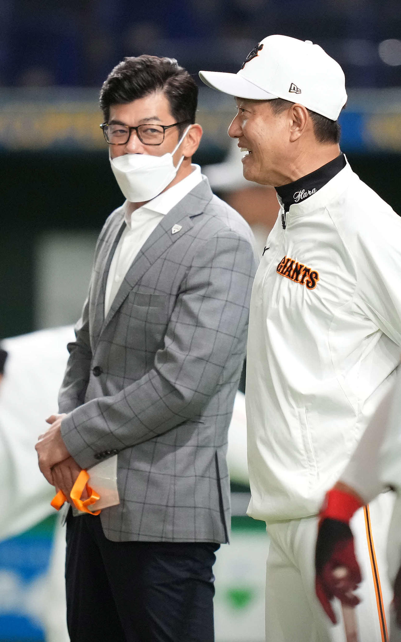 巨人対広島　試合前練習で巨人原監督（右）と談笑する侍ジャパンの建山投手コーチ（撮影・鈴木みどり）