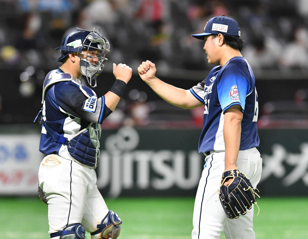 ソフトバンク対西武　39試合連続無失点のプロ野球新記録を達成し、森（左）とグータッチする平良（撮影・岩下翔太）