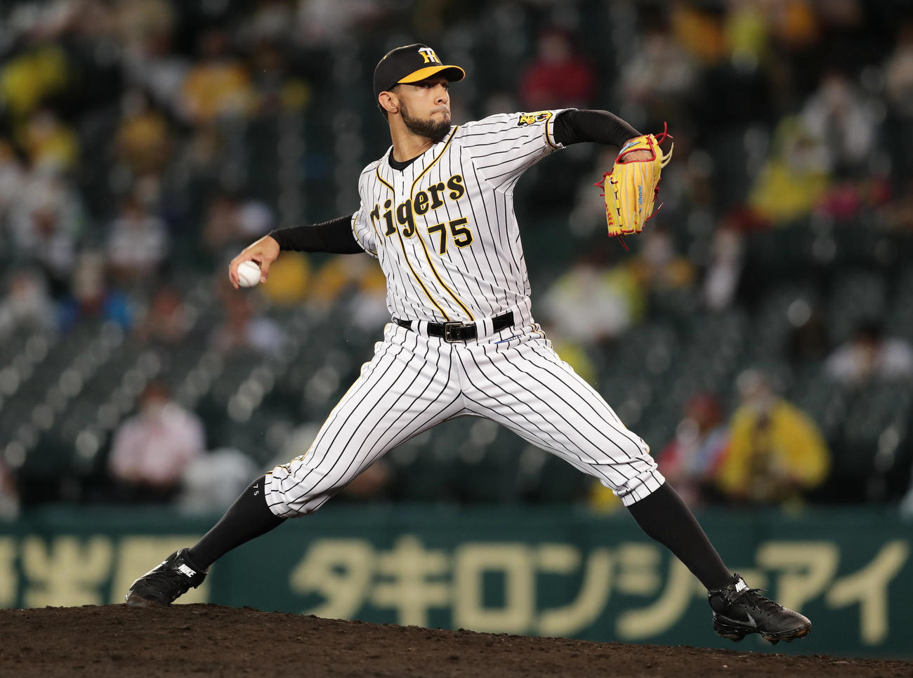 阪神対ヤクルト　9回表、阪神3番手で登板するスアレス（撮影・前田充）